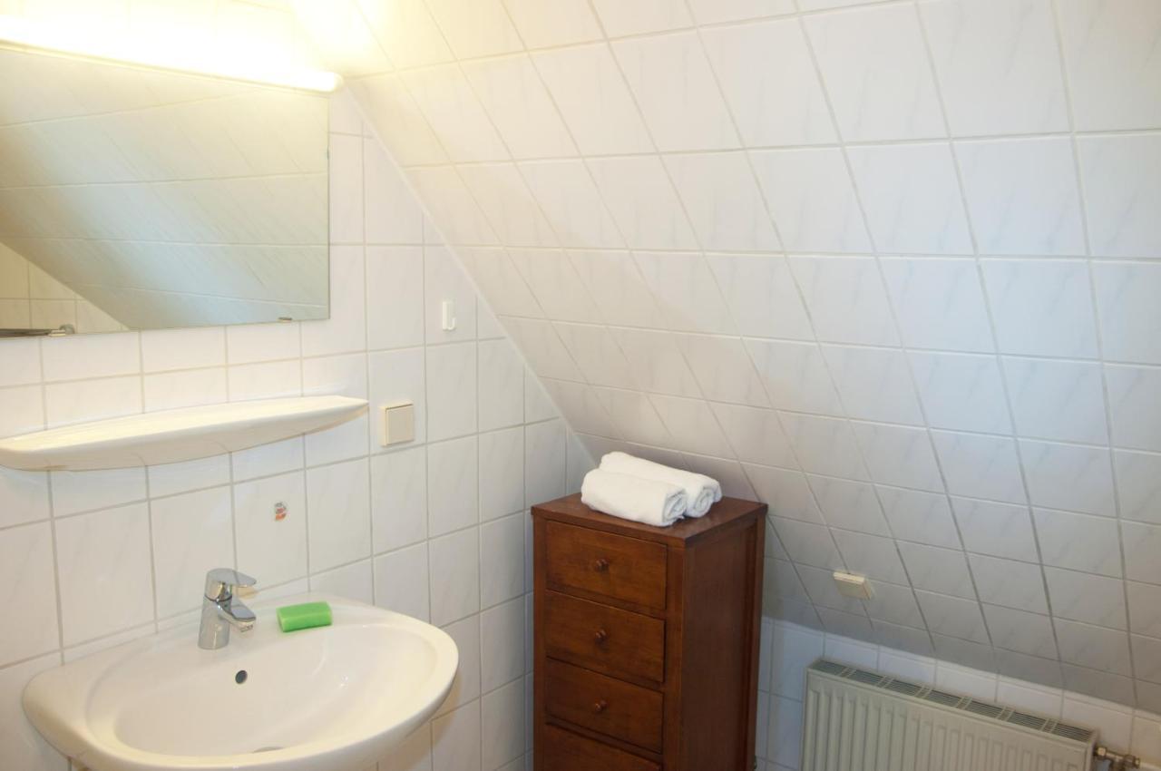 Wg Bernstein - Reetdachhaus - Ruhe Und Seeblick Sellin  Exterior photo